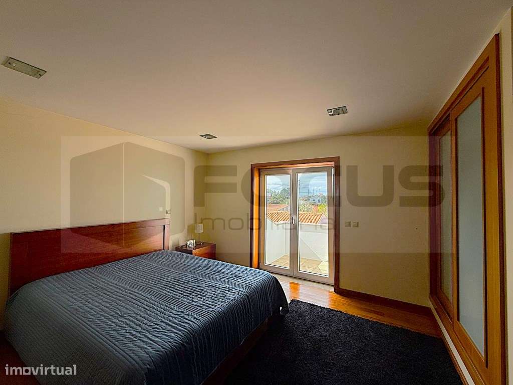 Espaçosa moradia T4 para venda em Esgueira-25