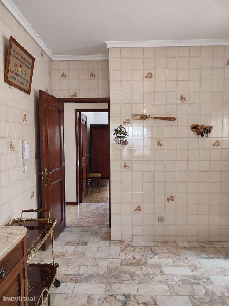 Moradia térrea com 4 frentes, garagem, anexos, jardim e bons acessos-31