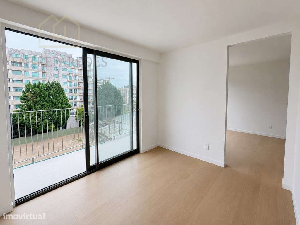 Apartamento T1 com lugar de garagem e varanda para comprar - Antero...-10