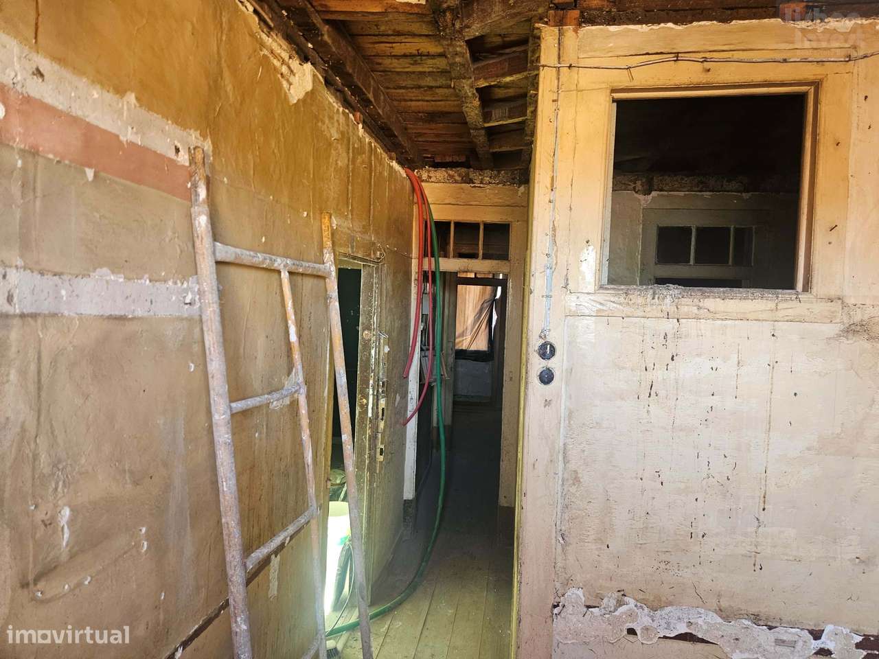 Vendo T2 para remodelação em predio totalmente remodelado-26