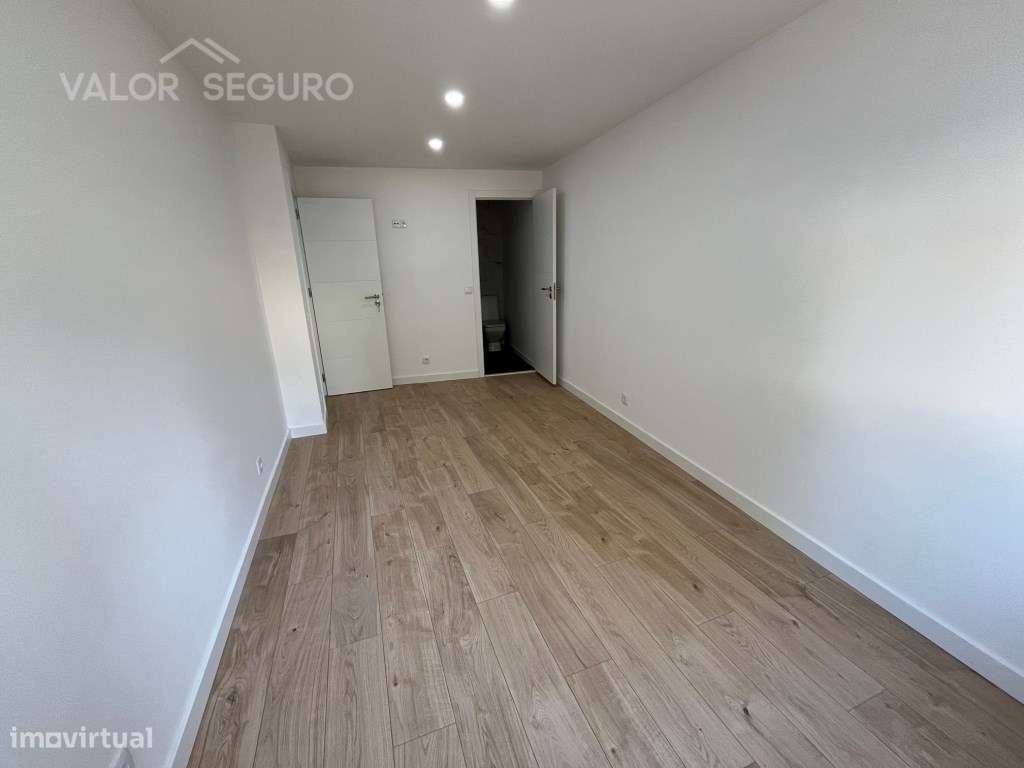 Apartamento T3 remodelado e com terraço-7