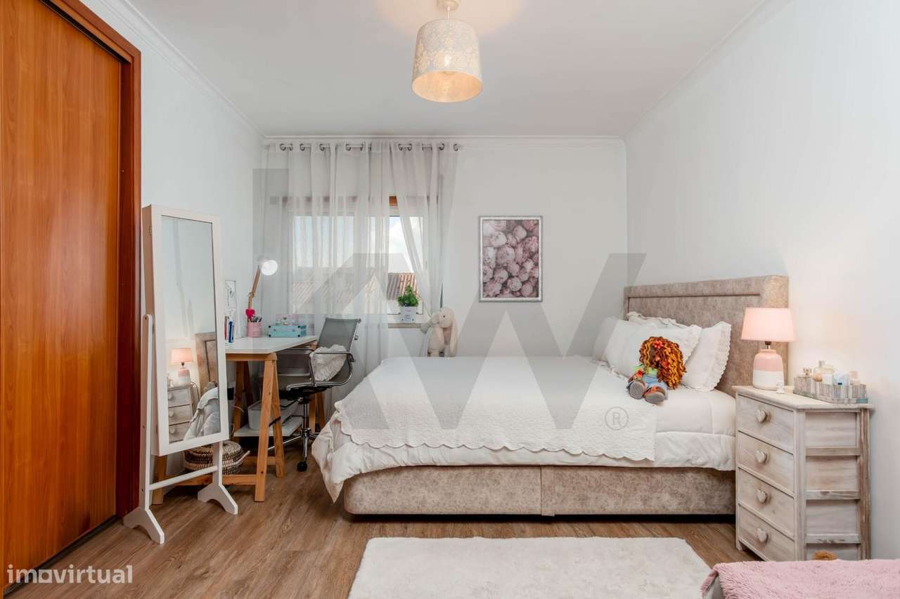 Apartamento T3, com Suíte, Arrecadação e Lugar de Garagem - Palhais, B-24