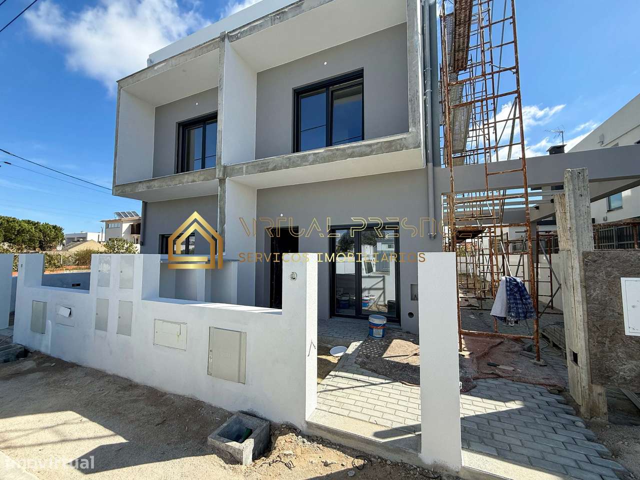 Moradia T4 triplex de gaveto | 2 suítes c/ closet | lareira | Fernã...-0