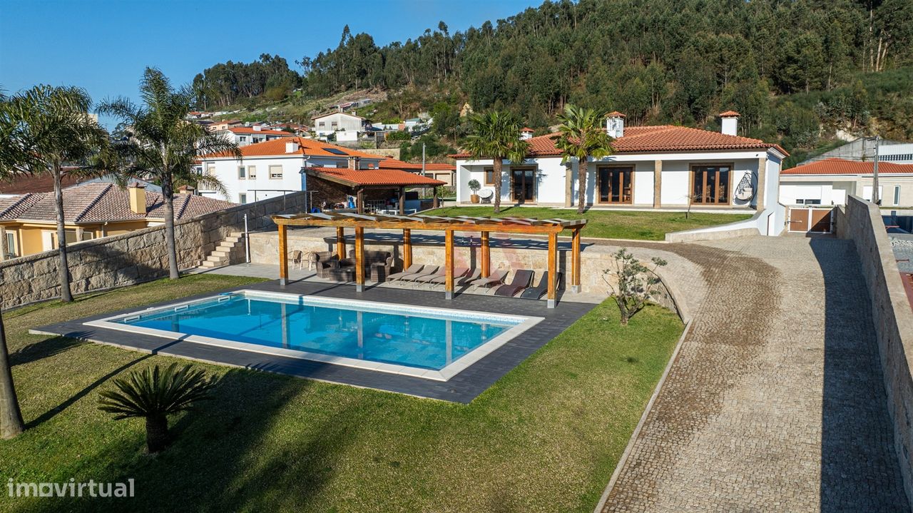 Moradia de luxo T3 com piscina aquecida em Santa Eulália, Vizela - Grande imagem: 1/51