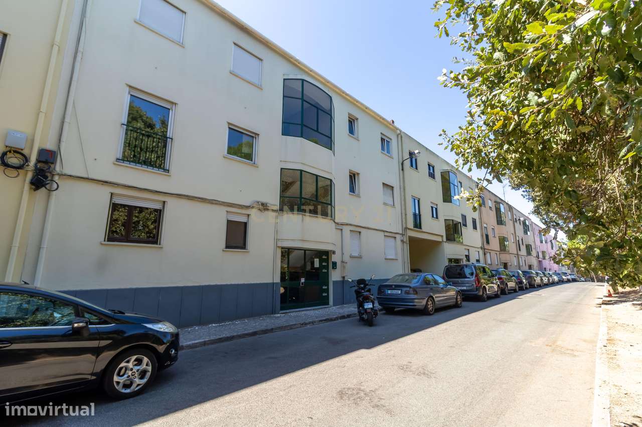 T1 em Caselas com varanda e vista desafogada – Excelente oportunidade-17