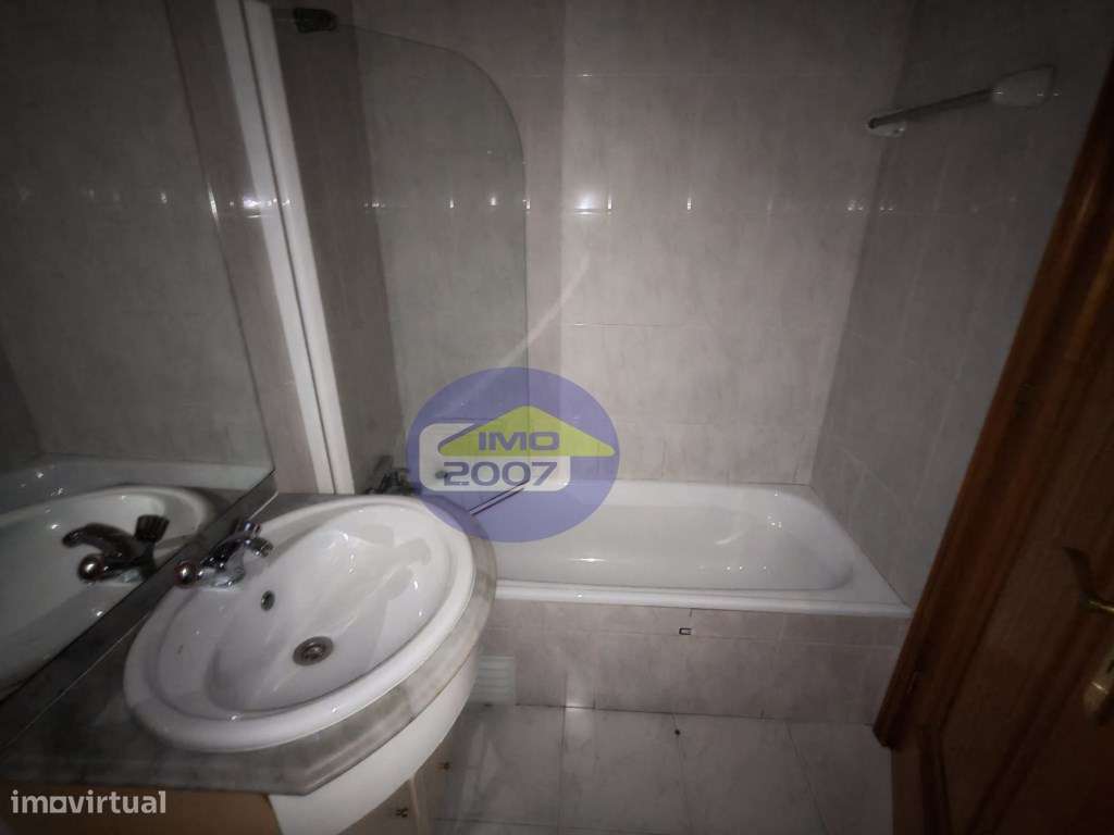 Apartamento T2 com terraço em Canelas-15