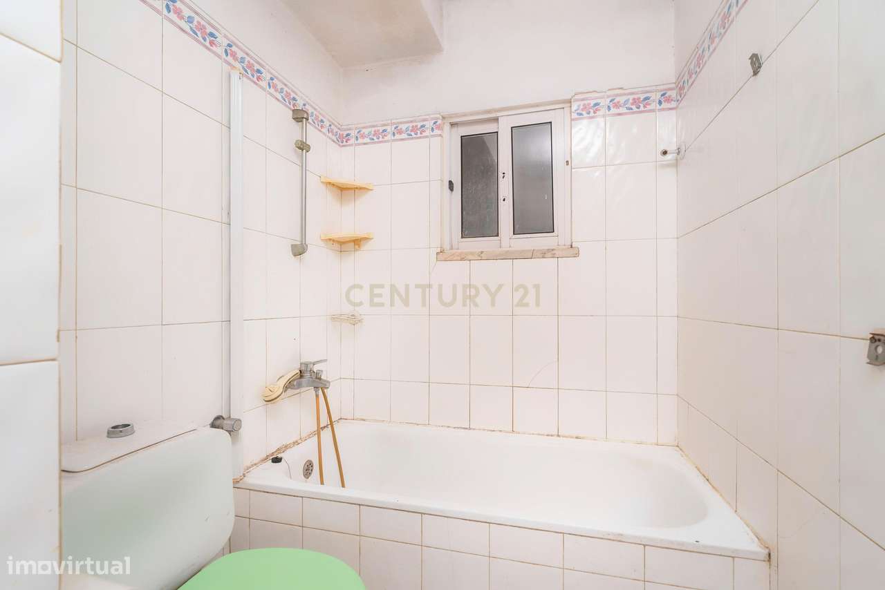 Apartamento T4 com garagem em condomínio com piscina no centro de Albu-10