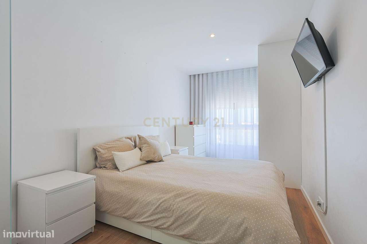 T3 Remodelado com Varanda e Vista para Lisboa – Torre da Marinha, Seix-17