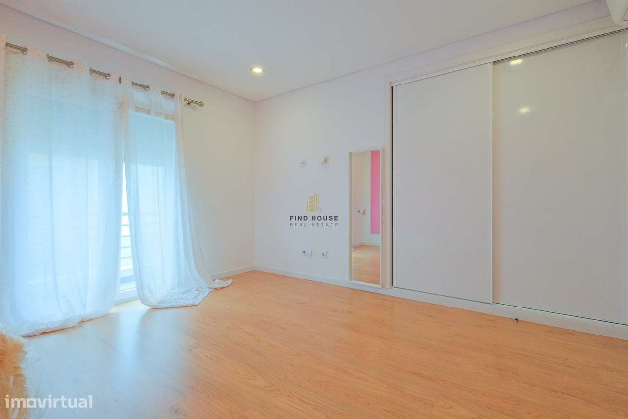 Moradia T3 com piscina, jardim e garagem box, na Caparica-29