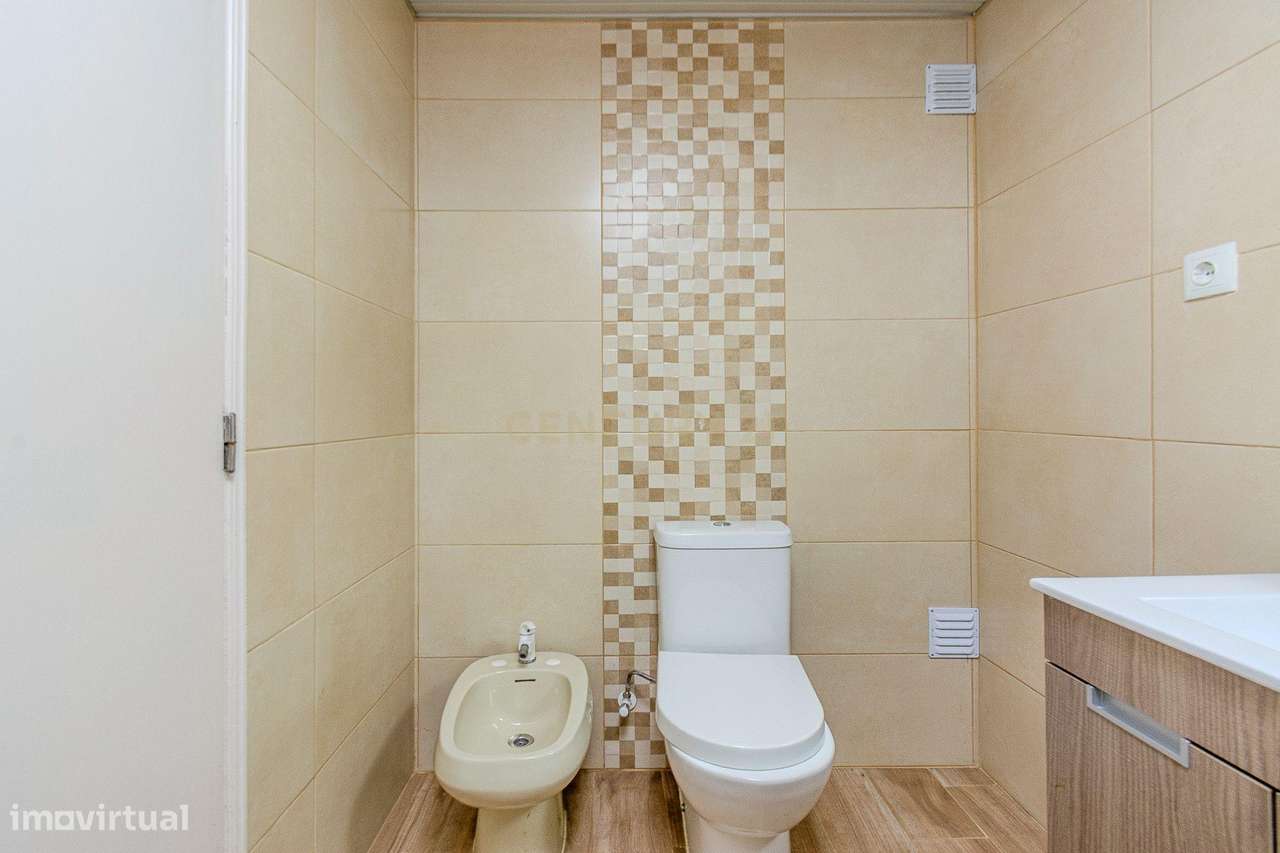 *Oportunidade: Apartamento T2 Remodelado na Baixa de Faro!*-14