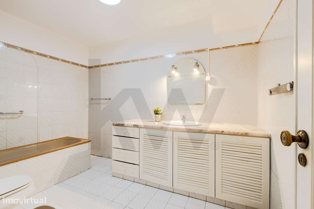 Apartamento T2 com Garagem Box e Vista Mar | Buzano – Parede-18