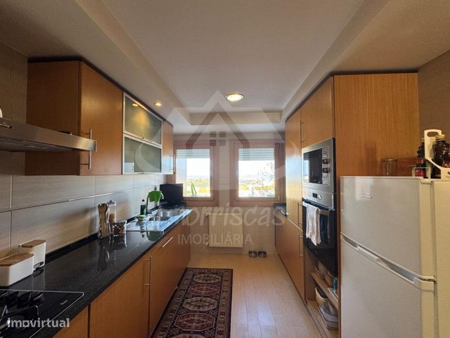 Apartamento T3 com garagem no Parque das Oliveiras, Camarate-6