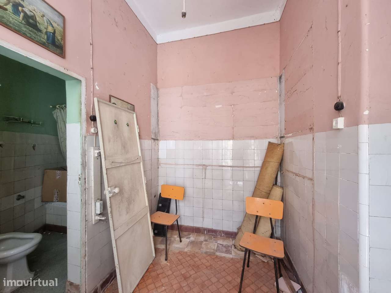 Moradia de dois pisos para remodelar - centro da Amadora-14