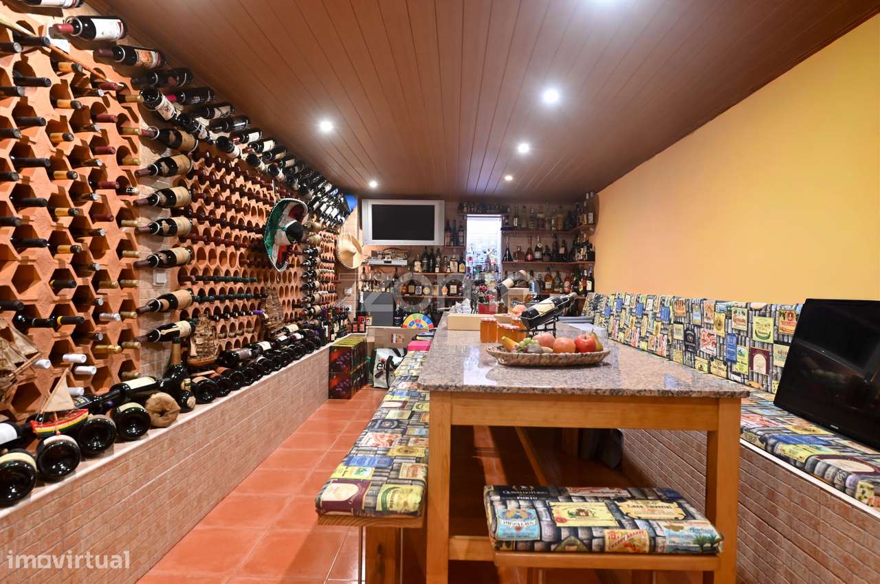 Moradia T3 + 1 remodelada, na Aldeia de Juso (Bairro Chesol)-29