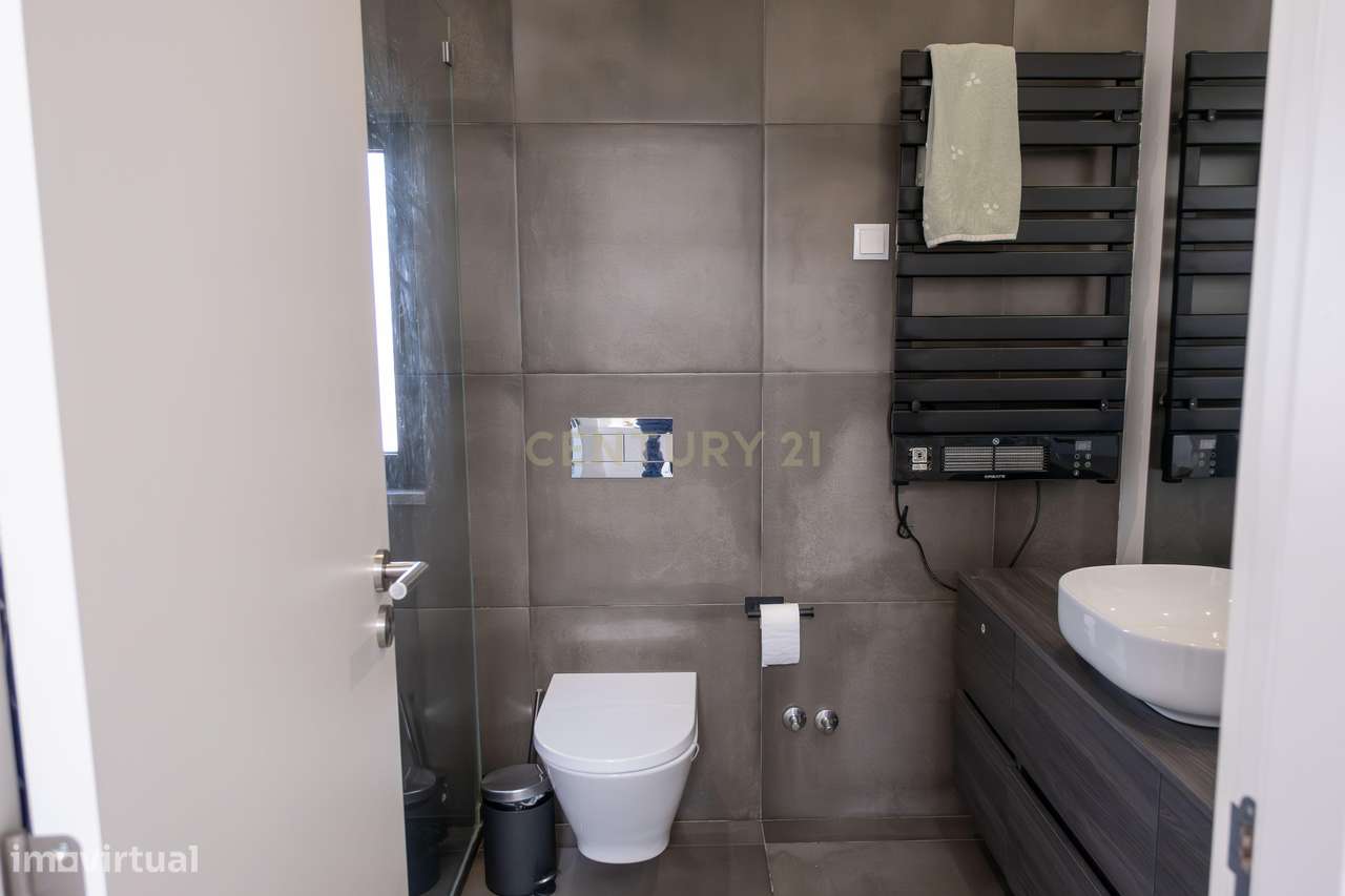 Moradia T4 com jardim e espaço exterior para convívio-32