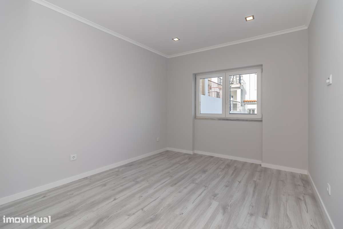 Arrendo Apartamento T2 remodelado- Casal do Marco, P Pires – 835 Eur - Grande imagem: 5/15