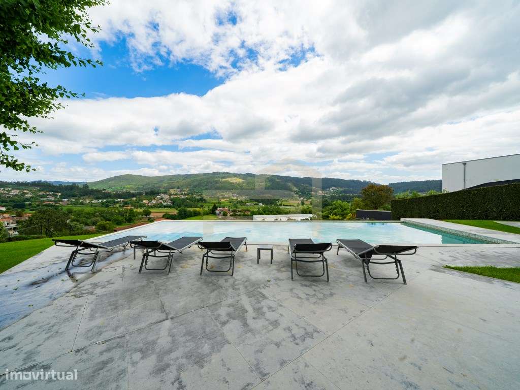 Exclusiva Moradia de Luxo com Design Contemporâneo-27