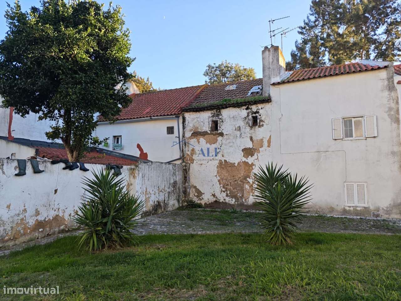 Prédio com quintal no centro do Montijo, junto a transportes-7