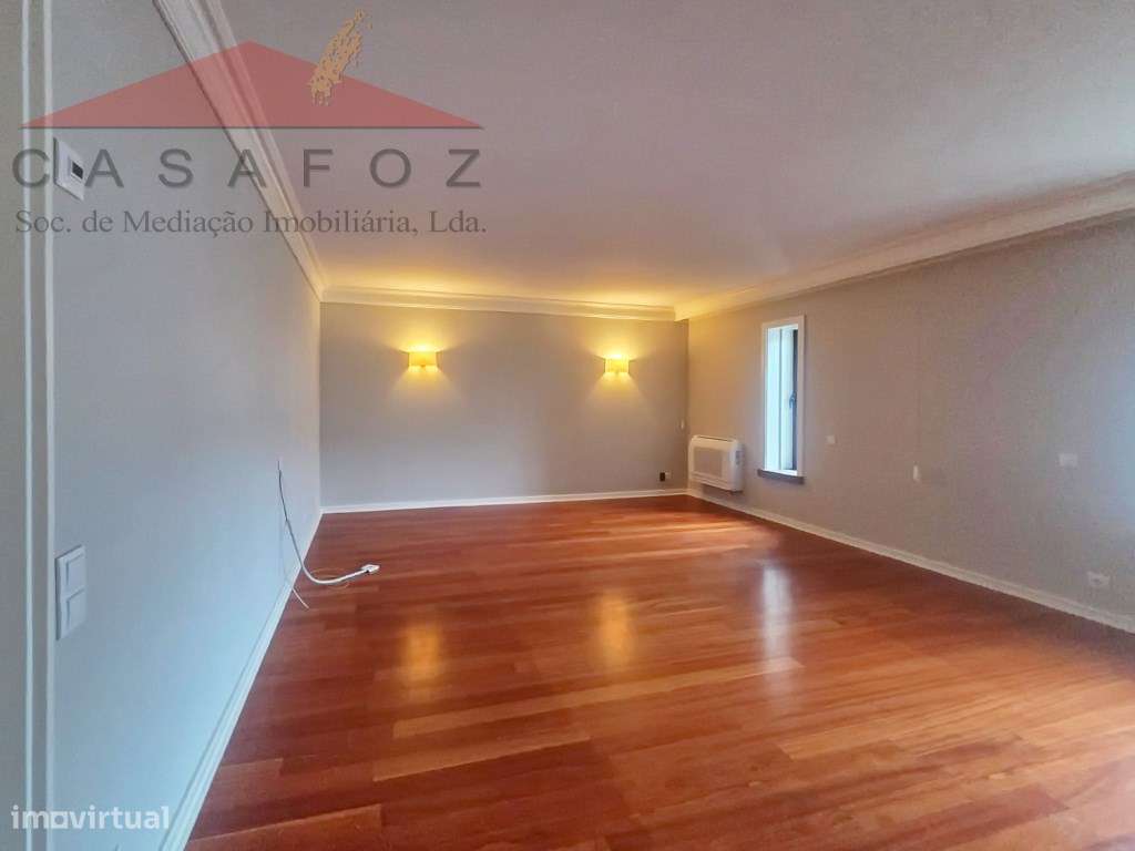 Constituição - Moradia T5 renovada de três frentes - Grande imagem: 3/41