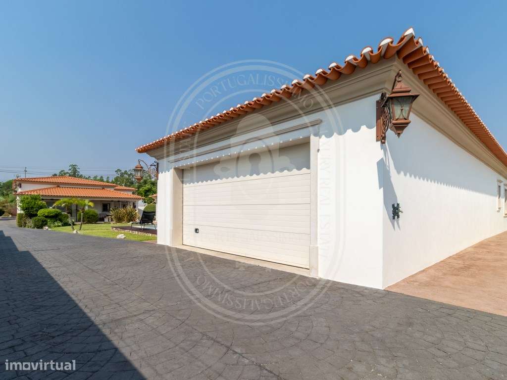 Moradia de Luxo T4+2, Remodelada, Mobilada, Piscina, Salão de Jogos...-47