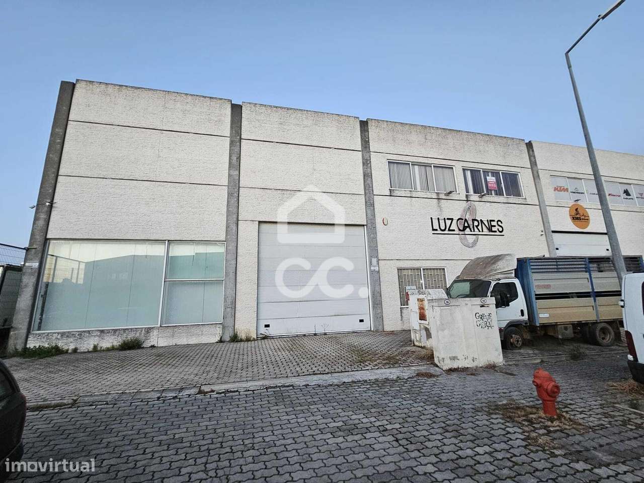 Armazém situado no parque industrial-0