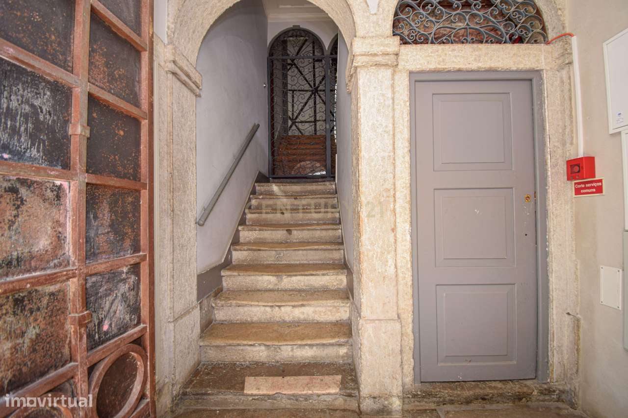 Apartamento T2 renovado na Rua dos Fanqueiros-22