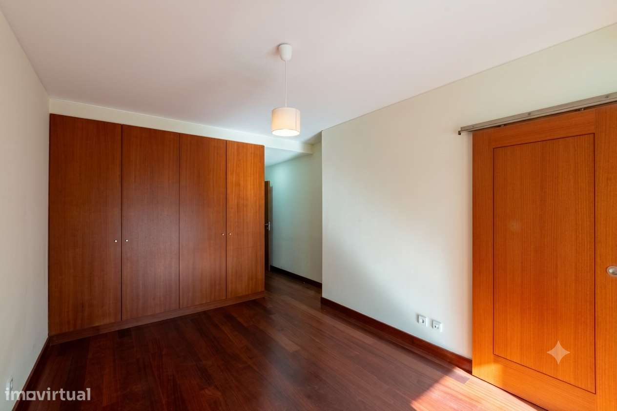 Apartamento T5 com 4 casas de banho e garagem-53