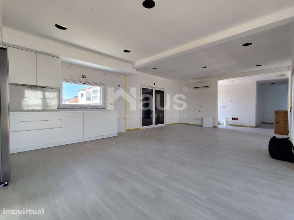 Moradia Isolada T5 inserida em lote de terreno de 600m2 - Grande imagem: 3/24