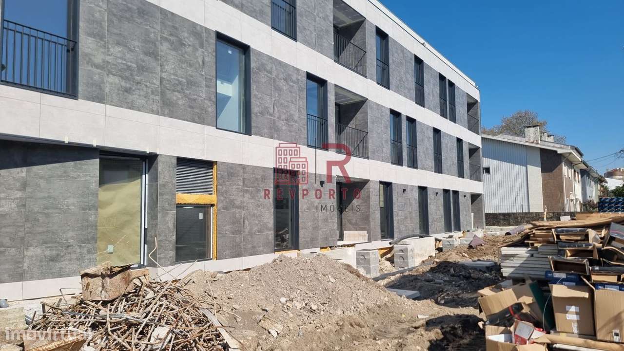 Apartamento T2, com 2 suítes, varanda, jardim e garagem-38