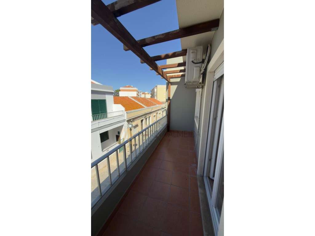 Moradia t4 com 2 pisos ( 5 assoalhadas), com 228m2, Piscina aquecid...-23