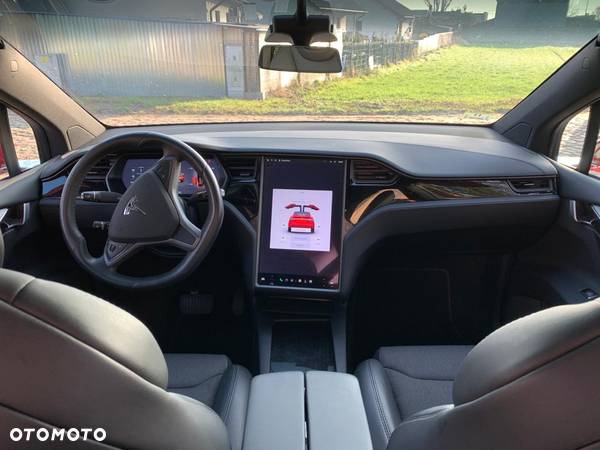 Tesla Model X - 11