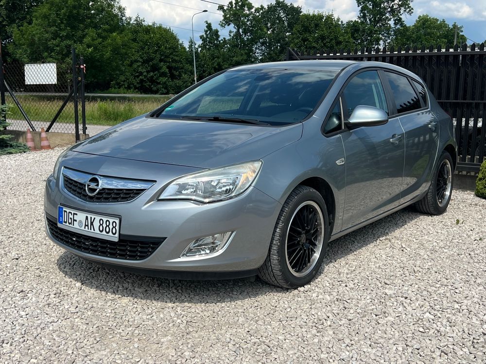 Opel Astra J 1.4 Turbo Active 2011