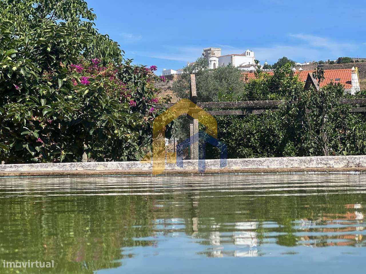 Moradia T4, no centro de Estremoz com quintal-13