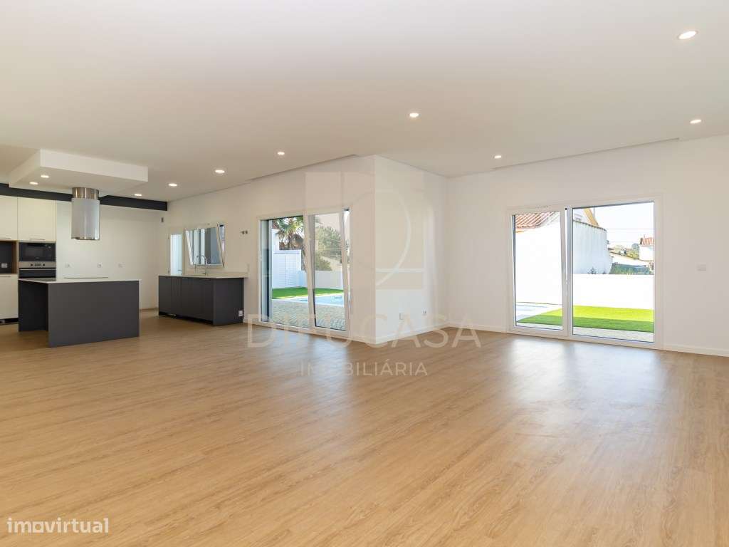 Moradia Isolada T4 com Piscina e Garagem no centro de Azeitão - Grande imagem: 3/46