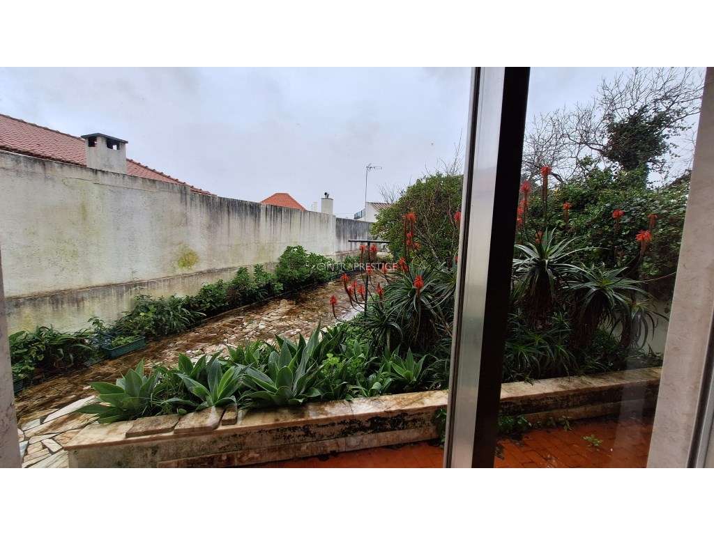 Moradia T4 com quintal e garagem em Algueirão-24