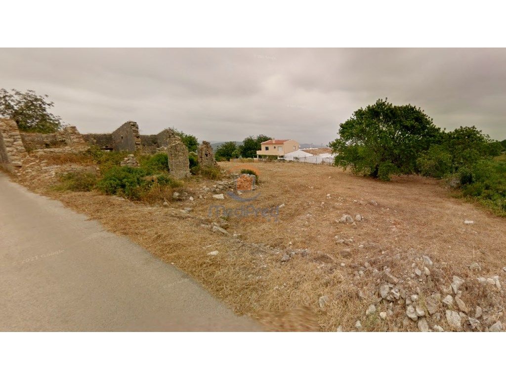 Terreno com ruína 1.700 m2 | São Brás...