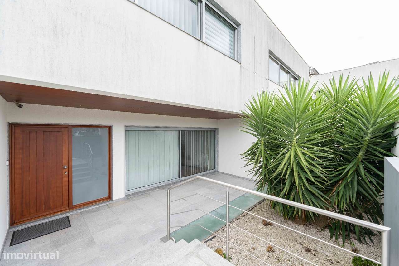 Moradia T4, em banda, de cave, rés-do-chão e andar, como nova!-28