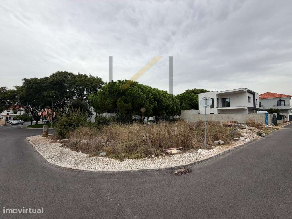 Terreno com projecto p/ moradia de 2 pisos com piscina-3