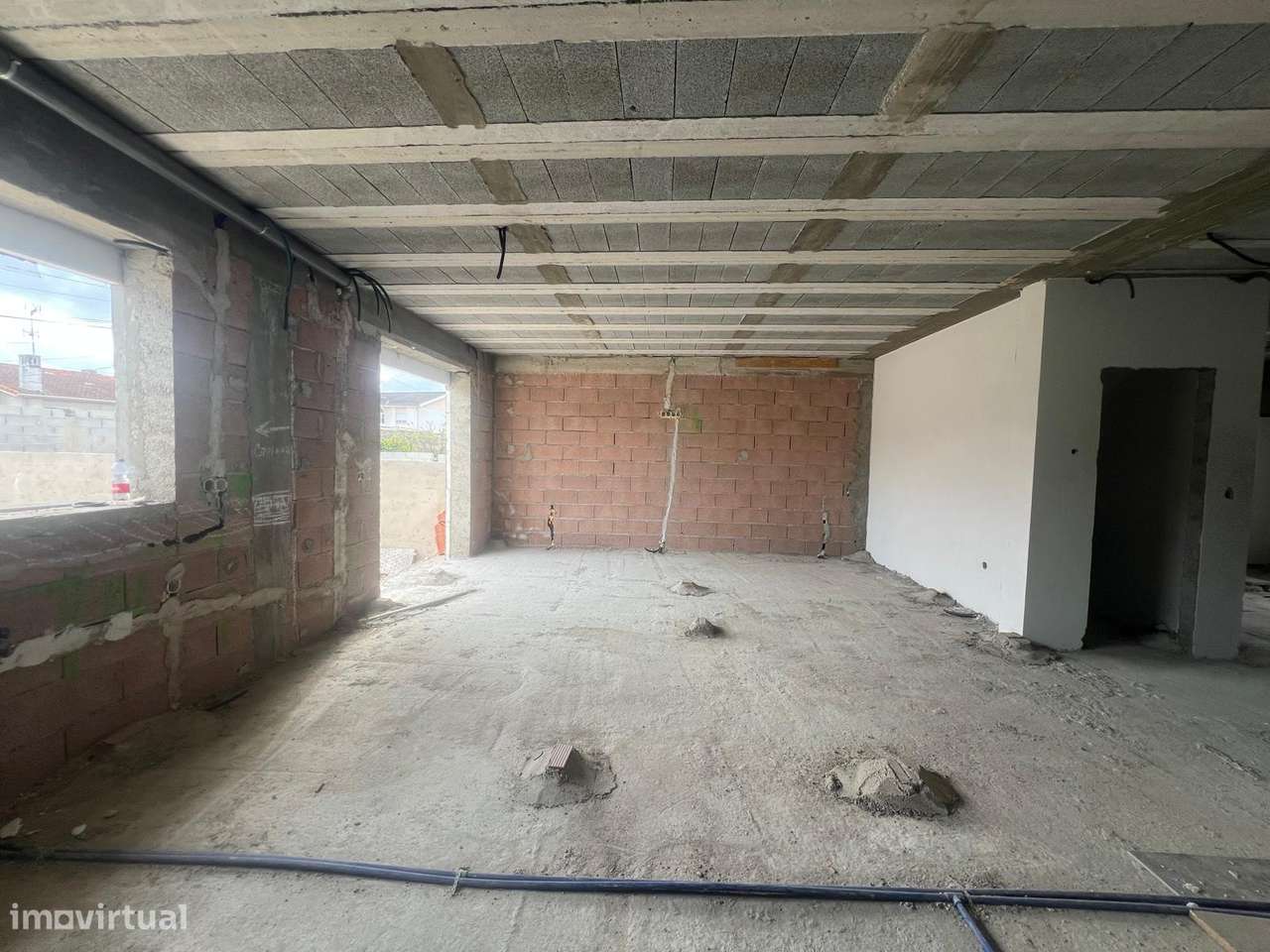 Moradia T4 em Fase Final de Construção com Piscina — Centro de Chaves-8