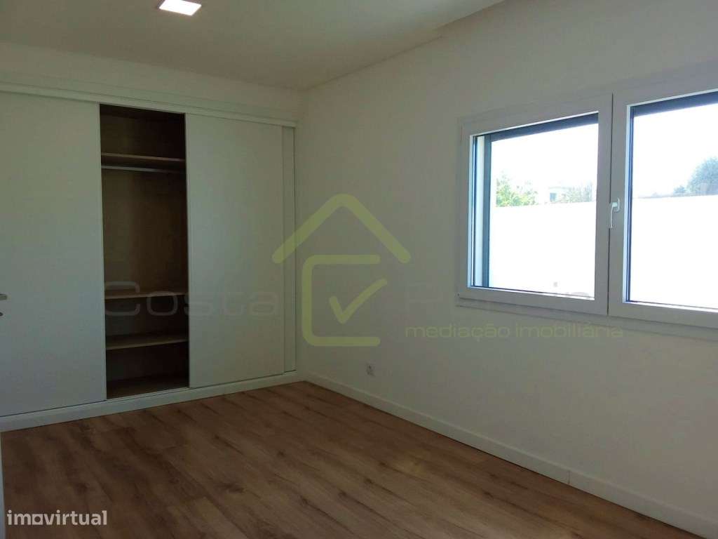 Moradia T4 Nova com garagem e logradouro-11