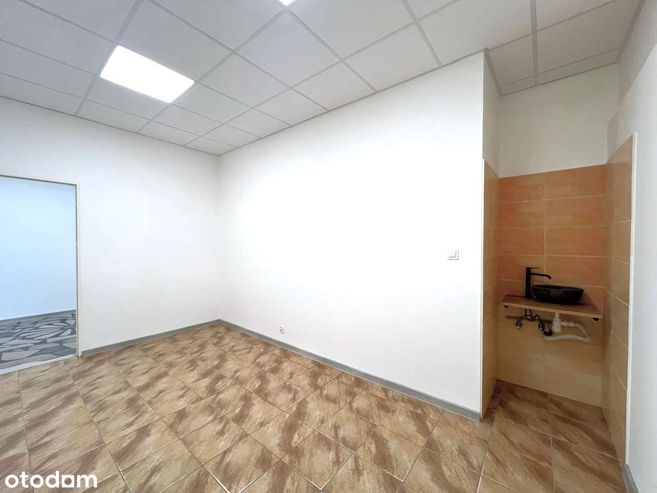Lokal usługowy po remoncie 169m2,  parking, witryna, winda towarowa-8