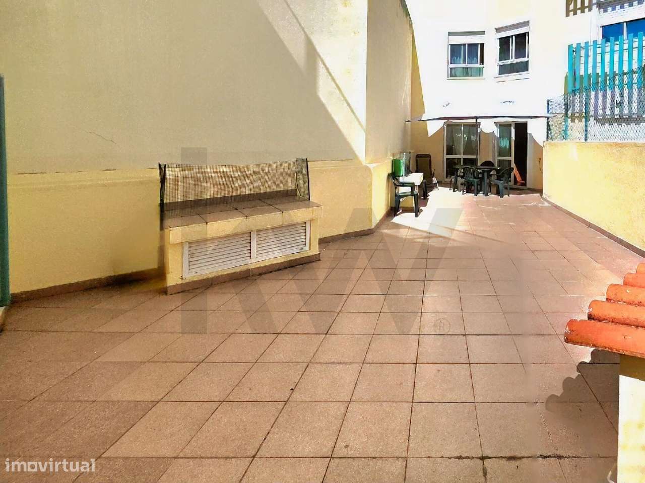 Apartamento T2 com Terraço de 50 m2 e Box Fechada – O Seu Novo Refúgio-4