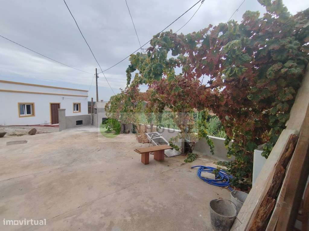 Moradia térrea T2 em remodelação com garagem, pátios e horta, Odele...-17