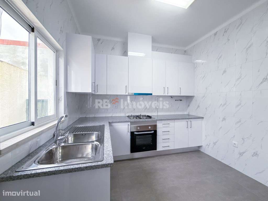 Moradia Independente Remodelada com 2 Quartos e Garagem - Grande imagem: 4/43