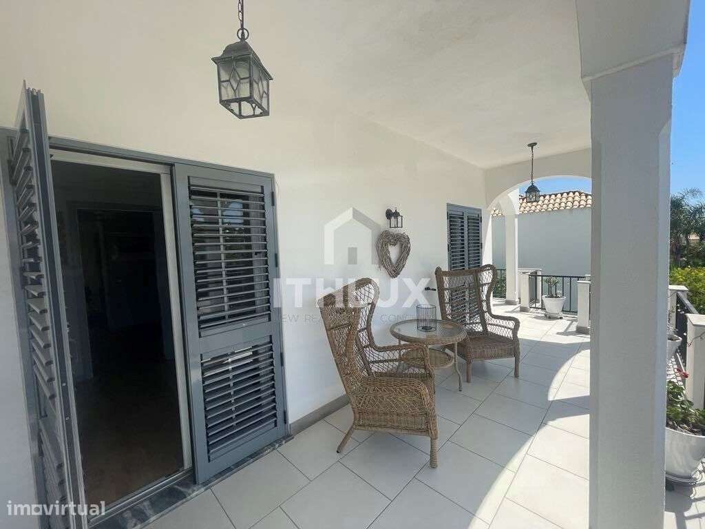 Villa de luxo impecavelmente apresentada com piscina e jardins em Tavi-27