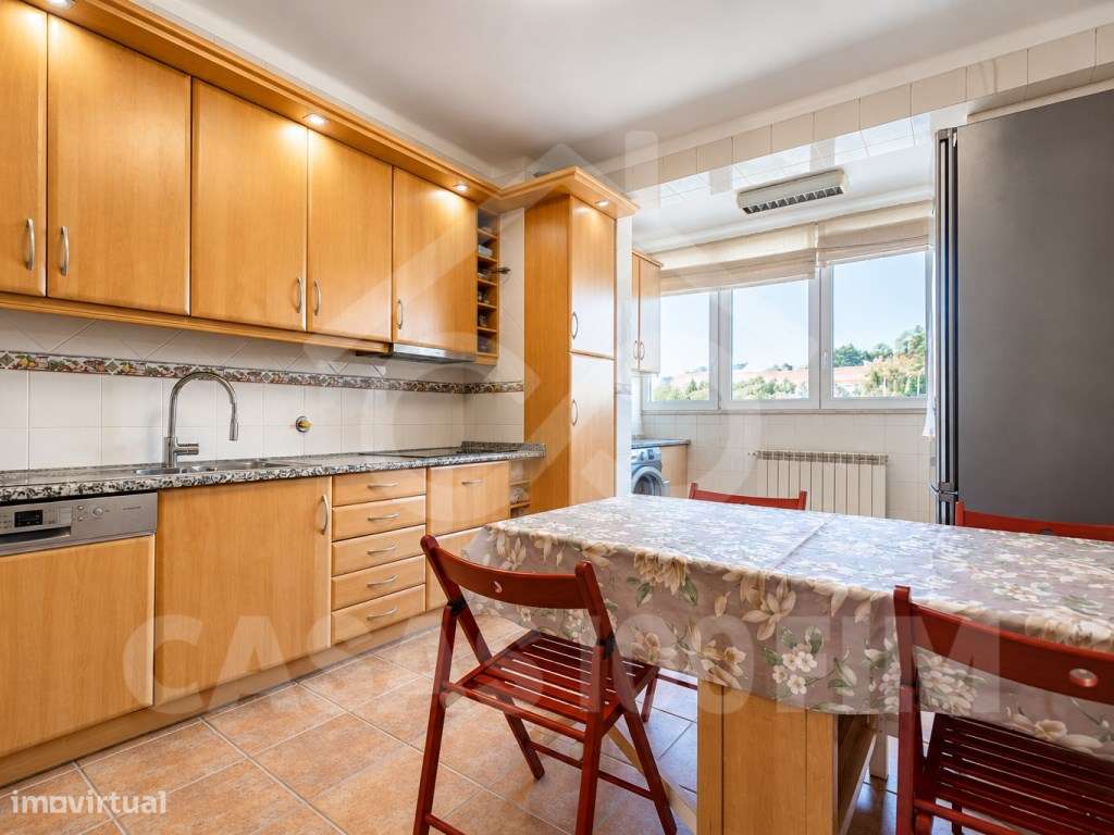 Apartamento T3 renovado com garagem e vista para Leiria.-15