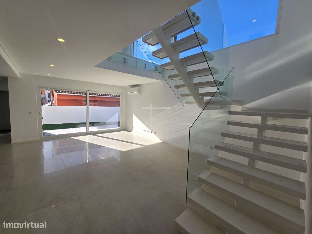 Moradia isolada T4, arquitetura contemporânea com garagem e piscina... - Grande imagem: 5/46