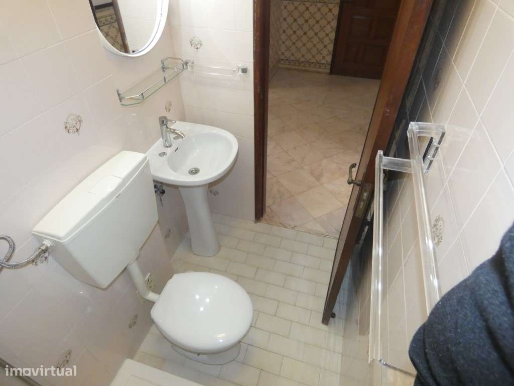 Apartamento T3 com boas áreas na Mina de Agua-Amadora-12