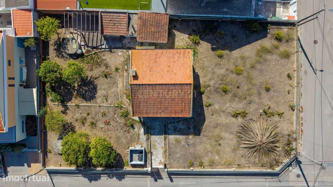 Moradia Isolada com Terreno de 1041 m² – Um Mundo de Possibilidades!-1