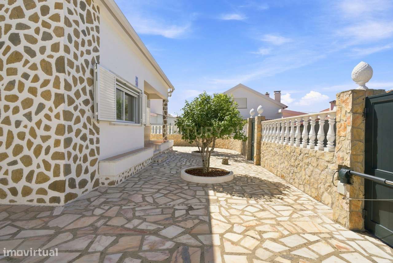 MORADIA TÉRREA T2+2 COM GARAGEM E PISCINA AQUECIDA, NA SILVEIRA, A 5 M-40